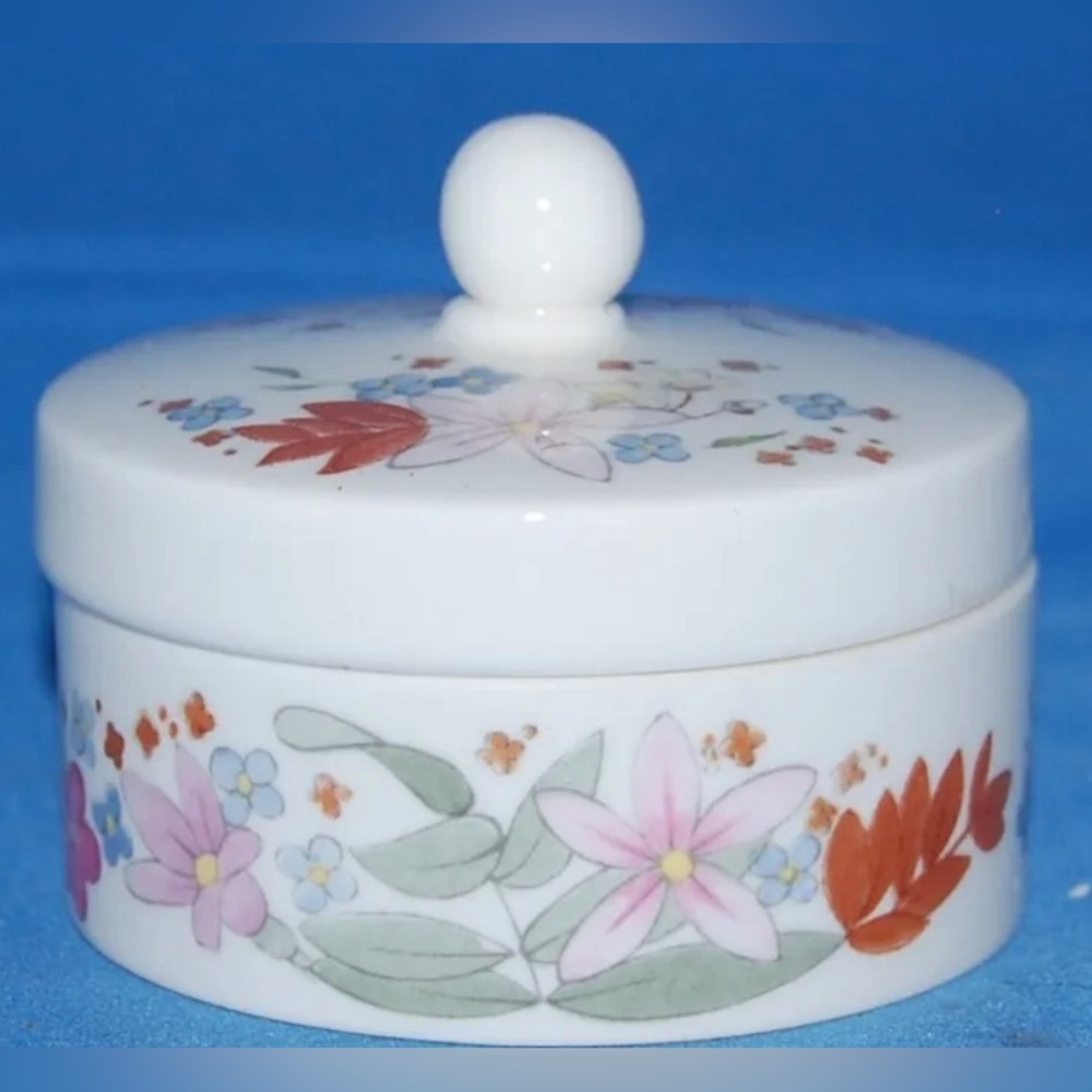 Vintage Wedgwood trinket box in the Meadow Sweet pattern, jewelry, candy
